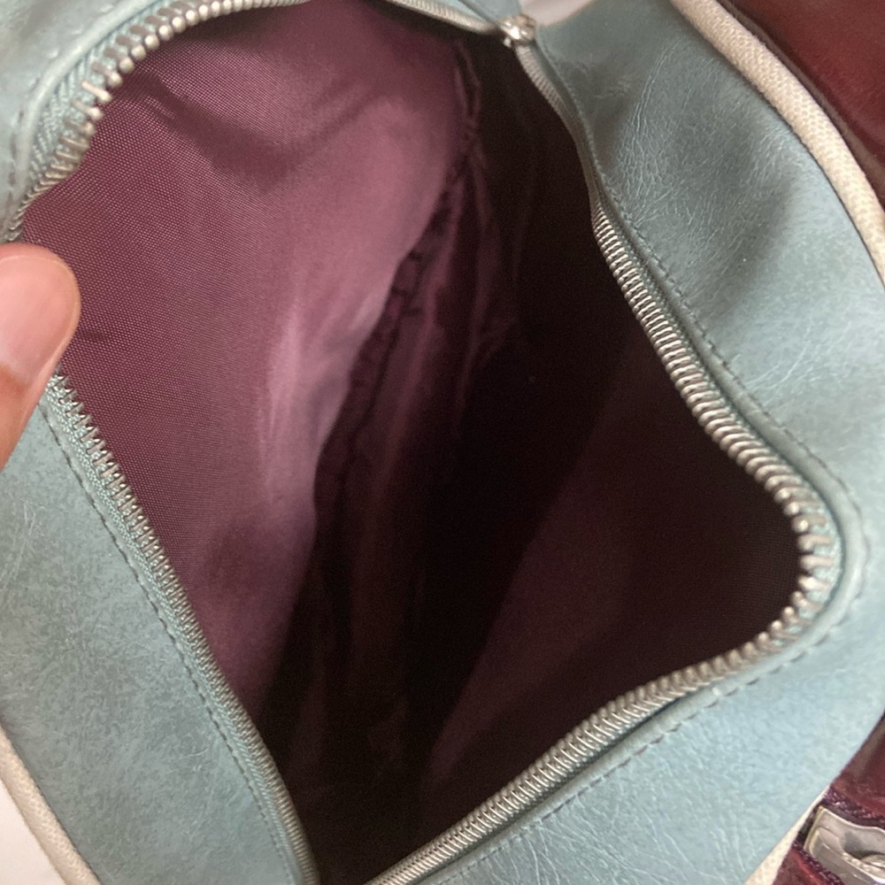 Fred Perry Stylish Burgundy and Light Blue Men's Duffel Bag - Picture 12 of 13